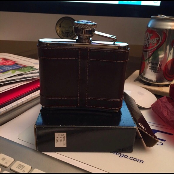 NWOT DEWAR’s Brown Leather flask - Picture 2 of 2